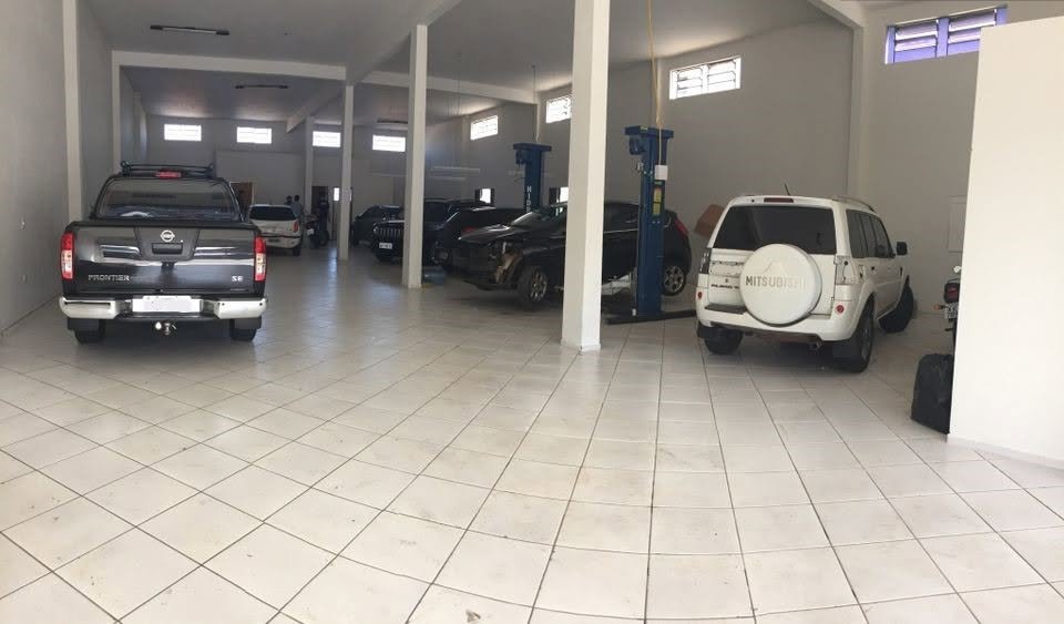 Interior da oficina Renovo em Maringá, com veículos em atendimento